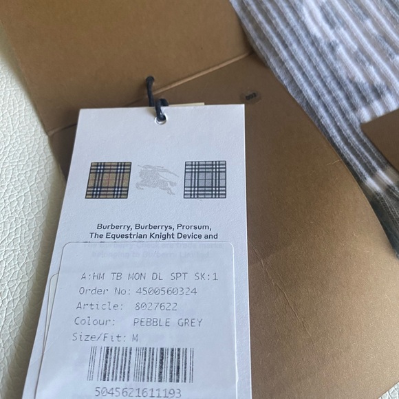 BURBERRY Monogram Motif Intarsia Socks In Pebble Grey Size M UNISEX - Picture 2 of 8